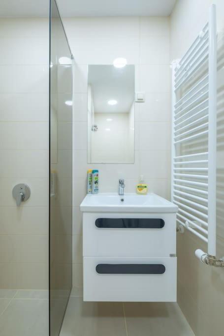 Top Location, Brand New 3 Bdrm Apt & Free Parking Sofia Exterior foto