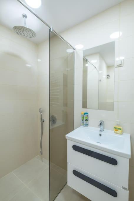 Top Location, Brand New 3 Bdrm Apt & Free Parking Sofia Exterior foto