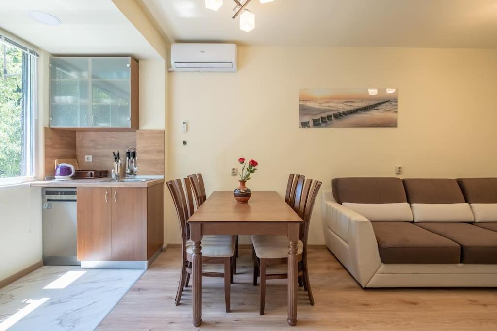 Top Location, Brand New 3 Bdrm Apt & Free Parking Sofia Exterior foto
