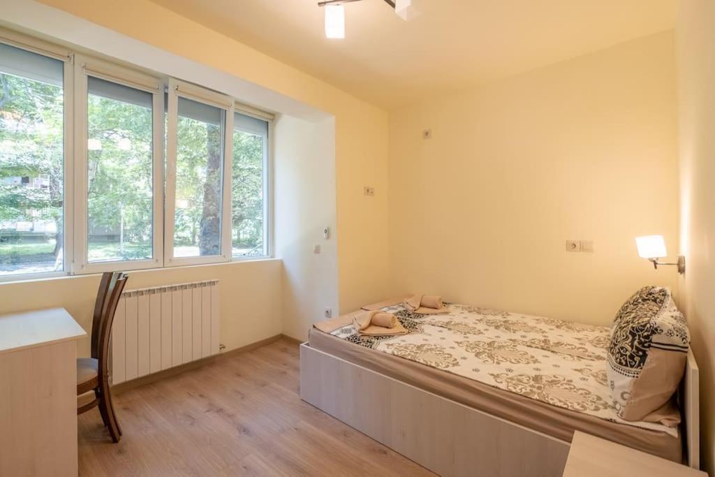 Top Location, Brand New 3 Bdrm Apt & Free Parking Sofia Exterior foto