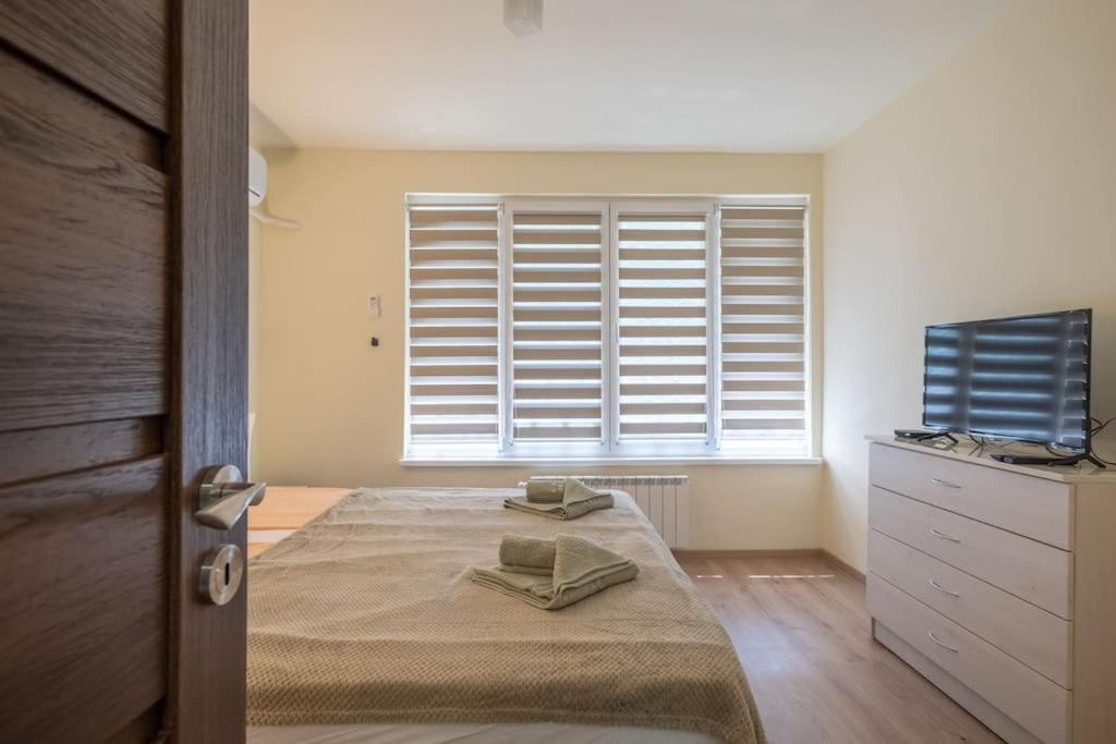 Top Location, Brand New 3 Bdrm Apt & Free Parking Sofia Exterior foto