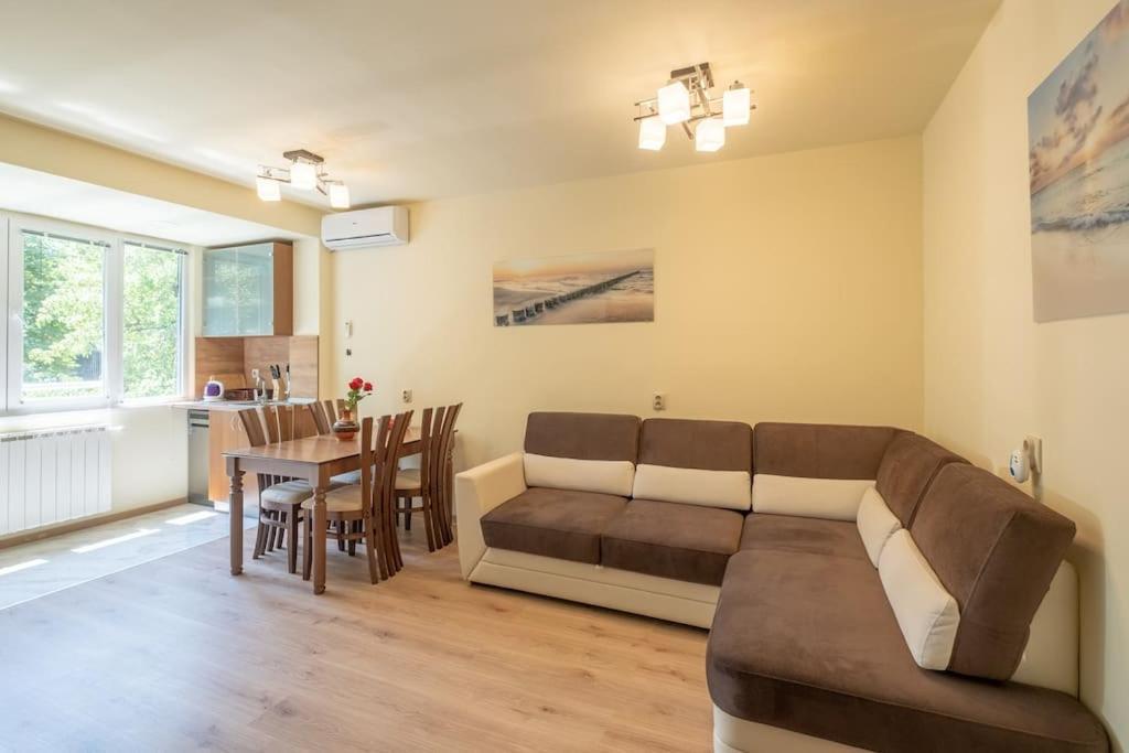 Top Location, Brand New 3 Bdrm Apt & Free Parking Sofia Exterior foto
